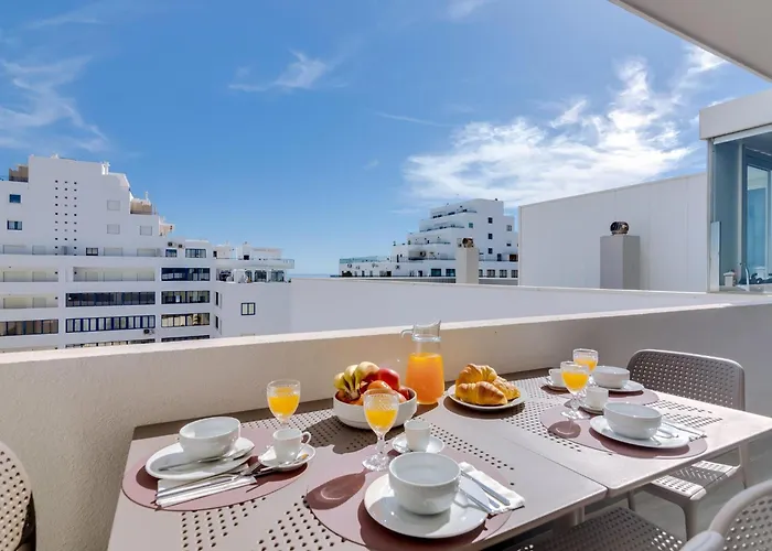 Penthouse T4 Com Vista Mar Em * Quarteira