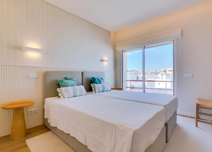 Penthouse T4 Com Vista Mar Em * Quarteira
